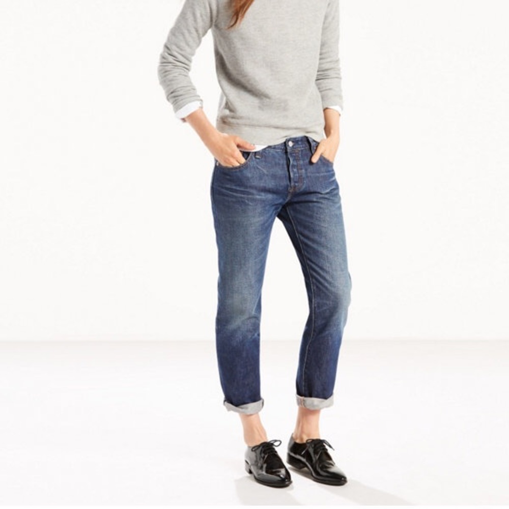 LEVI DARK WASH JEANS